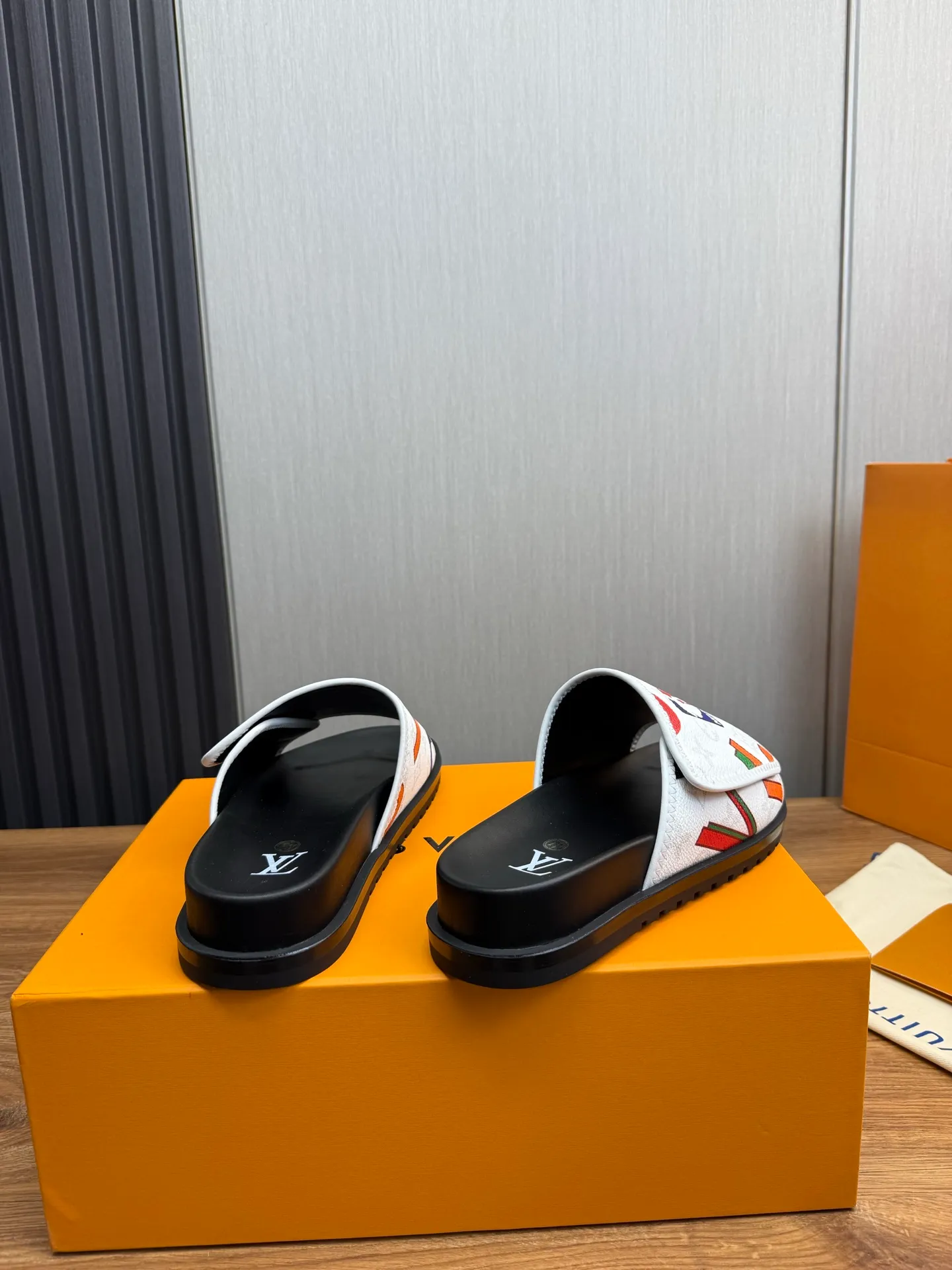Men's shoes 💰320💰 Lv. hot selling men's slippers 🔥 🩴Official website one to one production 38-45 sizes 45 46 🉑️Customized!